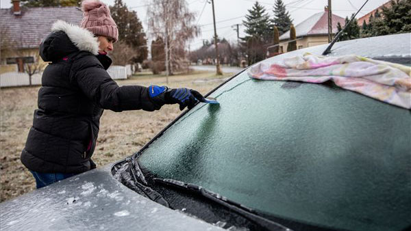 Házakra és vasúti sínekre is dőltek fák az ónos eső miatt, volt ahol órákig nem volt áram