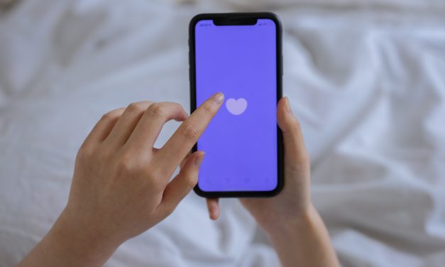 Több mint 15 millió forintot csalt ki a gyanútlan férfiaktól ez a 39 éves nő – Társkereső oldalakon bombázónak adta ki magát, és elhitette, hogy nagy bajban van