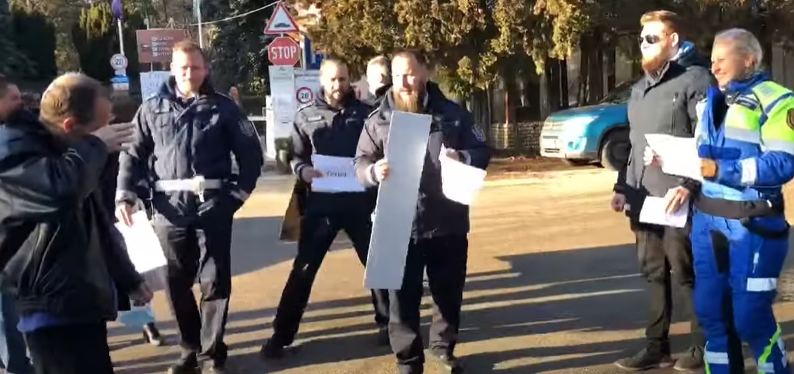 Megtörtént a karácsonyi csoda: motorbalesetben megsérült, most rendőrsorfal várta miután kiengedték a kórházból – videó
