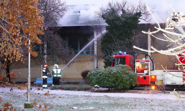 Kigyulladt a szentesi sportcsarnok, öt város tűzoltói siettek a helyszínre, reggel 8-ra elfojtották a lángokat
