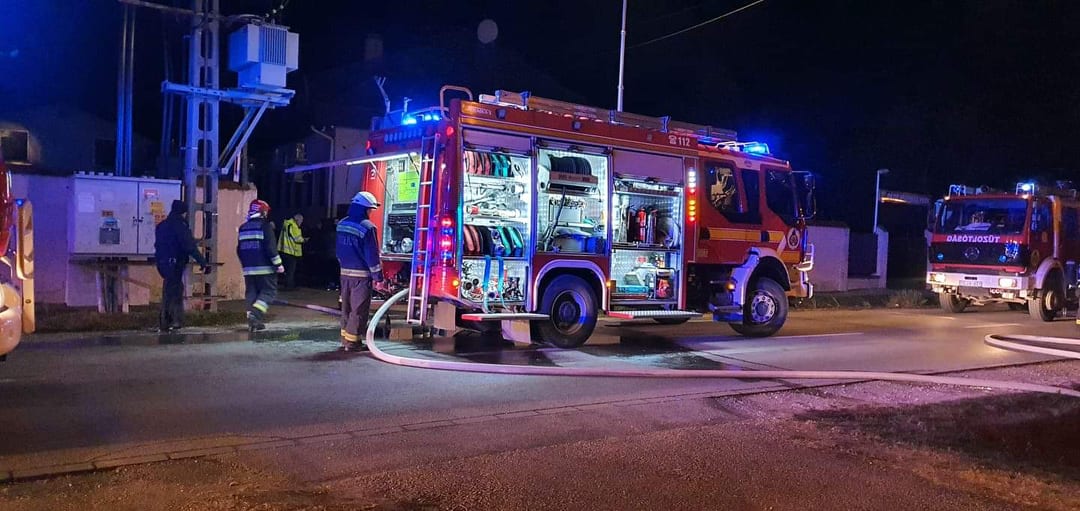 Menekülni kellett a panzióból, 2 ember nagy bajban volt, éjszaka küzdöttek a lángokkal a tűzoltók Szigetszentmiklóson
