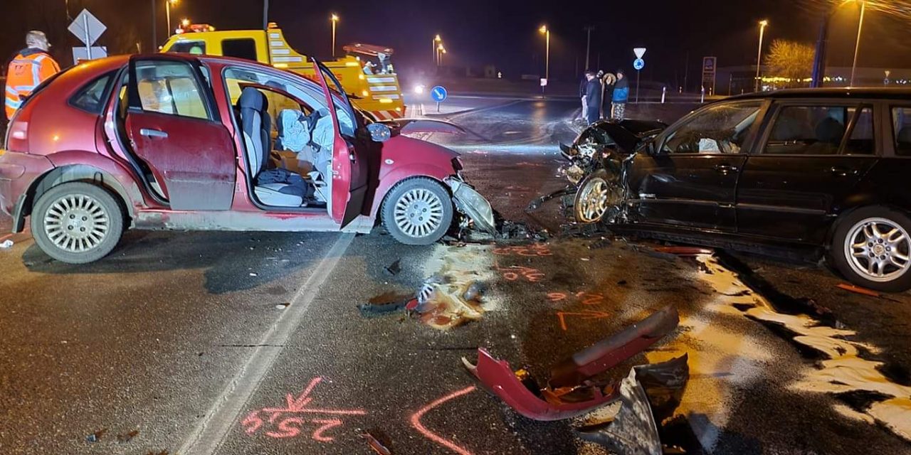 Gyorsétterembe indultak, de súlyos baleset lett belőle, a légzsák törte el a sofőr orrát