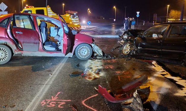 Gyorsétterembe indultak, de súlyos baleset lett belőle, a légzsák törte el a sofőr orrát
