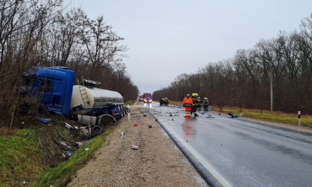 Kocsi és teherautó rohant egymásba a 62-es úton, egy ember meghalt – Fotók a helyszínről