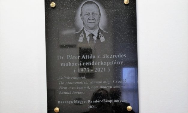 Egy évvel ezelőtt halt meg egy tragikus autóbalesetben a mohácsi rendőrkapitány, így tisztelegnek most a kollégák az emléke előtt – Fotó