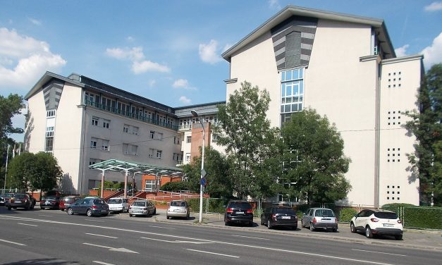 Felcsaptak a lángok a budapesti Szent Imre kórházban, pillanatok alatt elöntötte a füst az épületet – Egy ember meghalt, az udvarra menekültek a dolgozók és a betegek