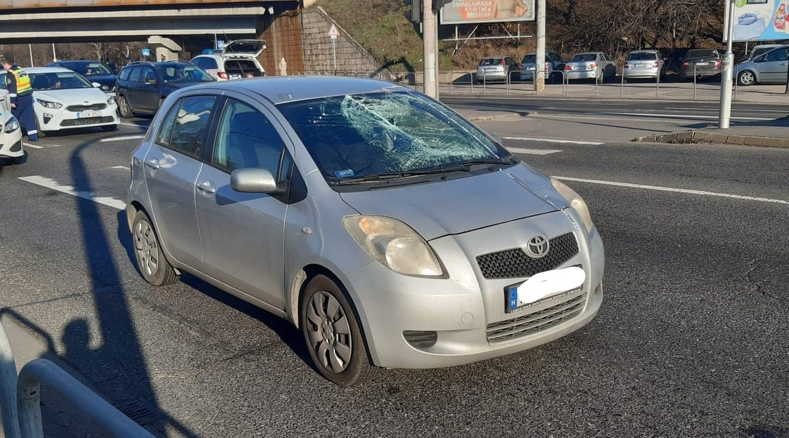 Véres volt a combja, csúnya balesetet szenvedett egy elektromos rolleres Budapesten, a Soroksári útnál