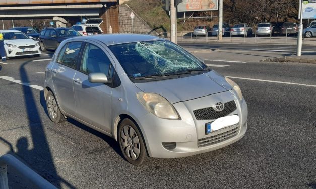 Véres volt a combja, csúnya balesetet szenvedett egy elektromos rolleres Budapesten, a Soroksári útnál