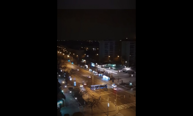 Őrült száguldás a budapesti éjszakában, egy nő súlyosan, egy rendőr könnyebben megsérült