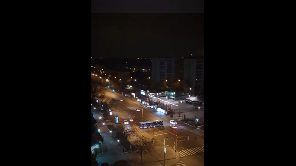 Őrült száguldás a budapesti éjszakában, egy nő súlyosan, egy rendőr könnyebben megsérült