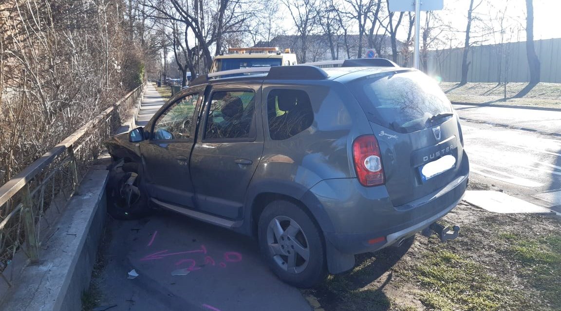 Durva baleset Kőbányán, egy terepjáró és egy kisautó ütközött