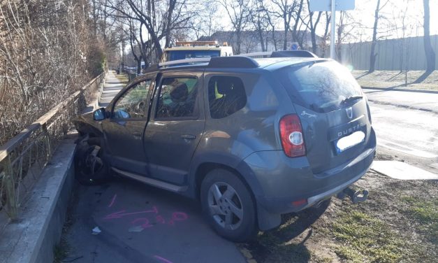 Durva baleset Kőbányán, egy terepjáró és egy kisautó ütközött