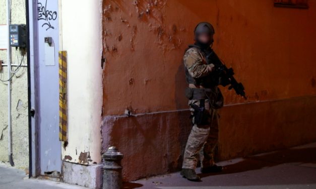 Kisebb hadseregnek elegendő fegyvert foglalt le a rendőrség egy budai házban