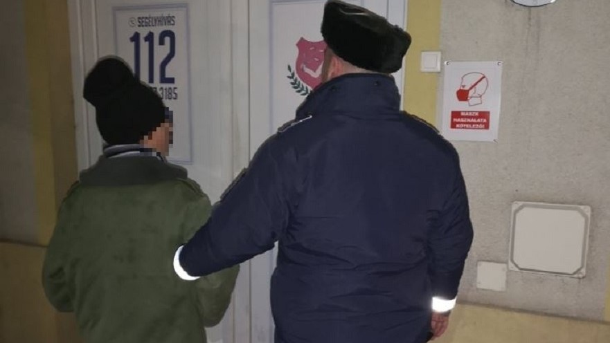 Az út mentén gyalogolt a fogyatékkal élő 10 éves kisfiú, a rendőrök találták meg a gyereket