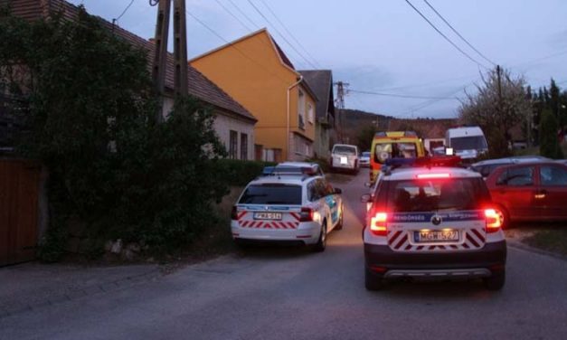 „Képtelen vagyok szabadulni attól a képtől, ahogy anyám fekszik a halott apánkon” – vacsorafőzés közben történt a családi dráma Tokodon, az asszony részegen oltotta ki férje életét