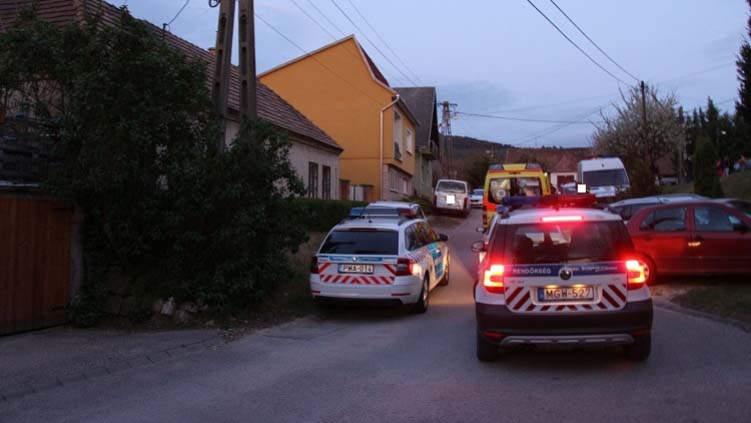 „Képtelen vagyok szabadulni attól a képtől, ahogy anyám fekszik a halott apánkon” – vacsorafőzés közben történt a családi dráma Tokodon, az asszony részegen oltotta ki férje életét