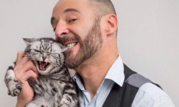 Elbúcsúztatták a váratlanul elhunyt Homonnay Gergelyt: „Puszi Gergő” feliratú repülővel vitték el a megemlékezők felett a hamvait