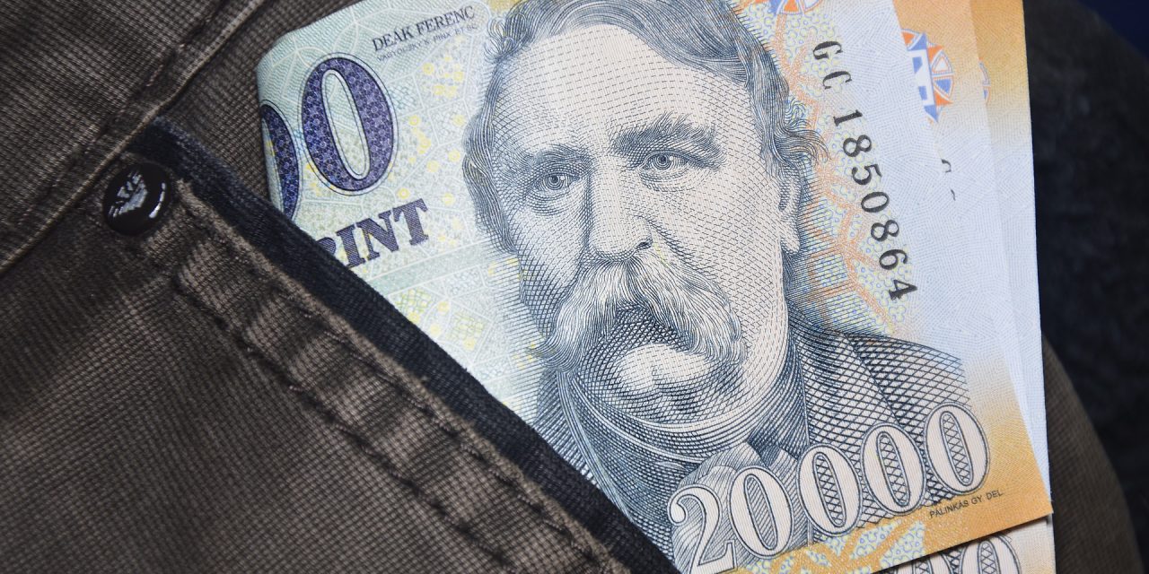 Nem volt szívbajos: folyamatosan utalt magának pénzt a gyógyfürdő számlájáról ez a nő, mire lebukott már közel 50 millió volt a zsákmánya