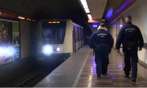 Budapesten, az M2-es metró vonalán razziáztak a zsaruk – Két embert elő is állítottak, csak úgy röpködtek a helyszíni bírságok, volt, akihez mentőt kellett hívni