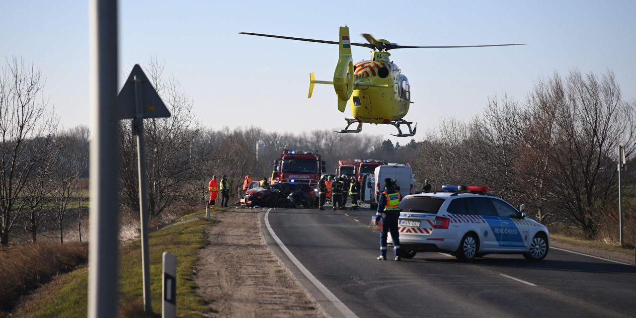 Lezárták az utat, mentőhelikopter a helyszínen – Frontálisan ütközött egy kamion és egy furgon