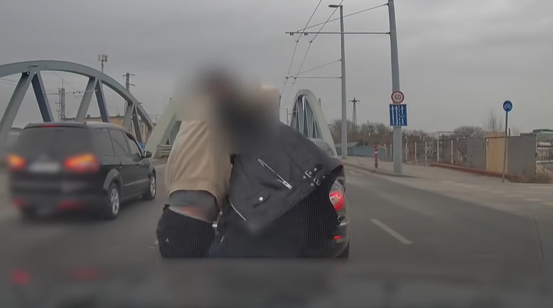 Brutális képsorok: videón, ahogy egymásnak esik két autós Budapesten, a Kerepesi úton – Megállás nélkül ütötték-verték egymást