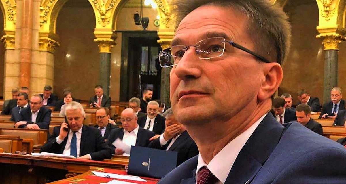 Védője szerint ártatlan a volt államtitkár, Völner Pál felmentését indítványozza a hatóságoknál a fideszes politikus jogi képviselője
