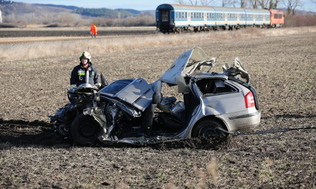  „Felfoghatatlan és döbbenetes, amit érzek!” – a tapolcai halálos baleset áldozatának édesanyjával közölték a rendőrök, mégsem az ő lányuk halt meg, a sofőr túlélőnek vélt húga pedig a helyszínen meghalt