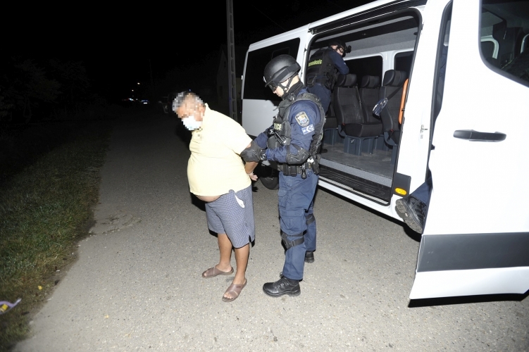 Hatalmas drogfogás: már évek óta húzódott az ügy, de a ceglédi zsaruk nem hagyták annyiban – 90 rendőr, 30 autóval indult meg, hogy pontot tegyenek a történet végére