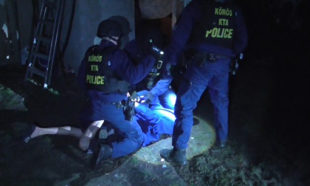 Két férfi tört be egy házba Orosházán, vitték is a pénzzel teli széfet, de valamivel nem számoltak – Videó