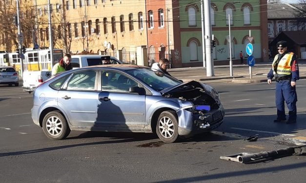 Kirobbantak a légzsákok a Fordból, a BMW lehetett a hibás a Könyves Kálmán körúton