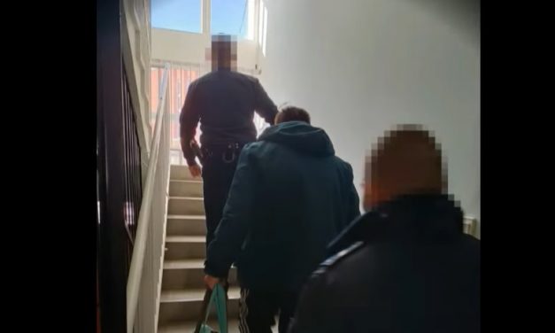 Nagypapa korú drogdíleren ütöttek rajta a  Jász-Nagykun-Szolnok megyei rendőrök: krétát és kristályt terített a 64 éves bácsi – Videón az elfogása