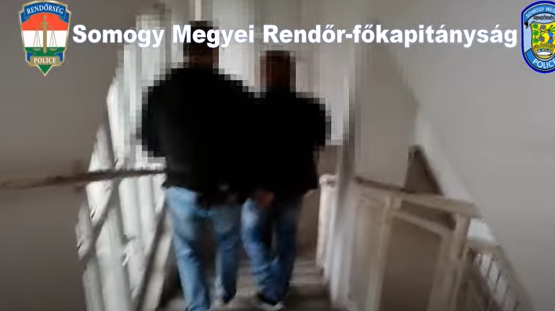 Nem akart börtönbe vonulni, inkább bújkált, végül azonban kattant a bilincs – Videón, ahogy a zsaruk lecsapnak az 51 éves férfira