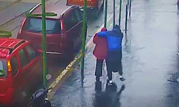 Kitépte az asszony fülbevalóját a férfi és elfutott, videó készült az esetről