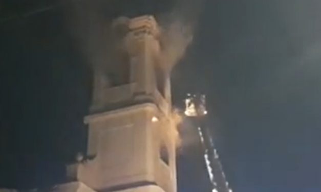 Teljesen kiégett az ajka-tósokberéndi katolikus templom harangtornya – videó