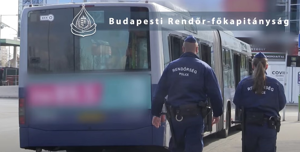 Budapesti villamoson razziáztak a zsaruk, elfogtak egy drogos férfit – videó