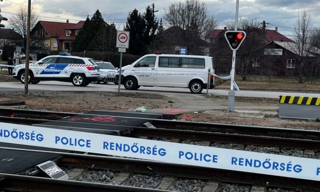 Elsodort egy biciklist a vonat a farmosi átjáróban, fennakadások vannak a vasúti közlekedésben