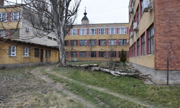 Döbbenetes rongálás: tört, zúzott egy 51 éves férfi egy bonyhádi iskolában, így jutott be az épületbe – fotók