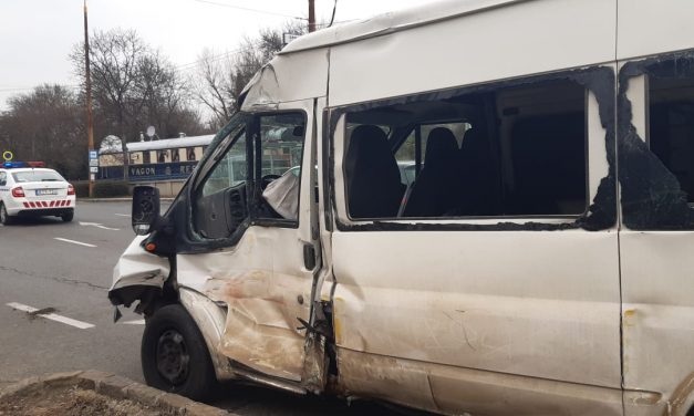 Nem vette észre a STOP táblát, villamos elé kanyarodott egy mikrobusz Budapesten – Az ütközéstől a gyalogos aluljáró falának csapódott – Fotók a helyszínről
