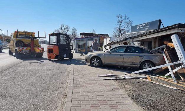 Csúnya baleset Dunavarsánynál: oldalról ment neki egy autós az Audit vezető sofőrnek, aki megpördült, majd egy frissen felújított étkezdébe csapódott – Fotók a helyszínről