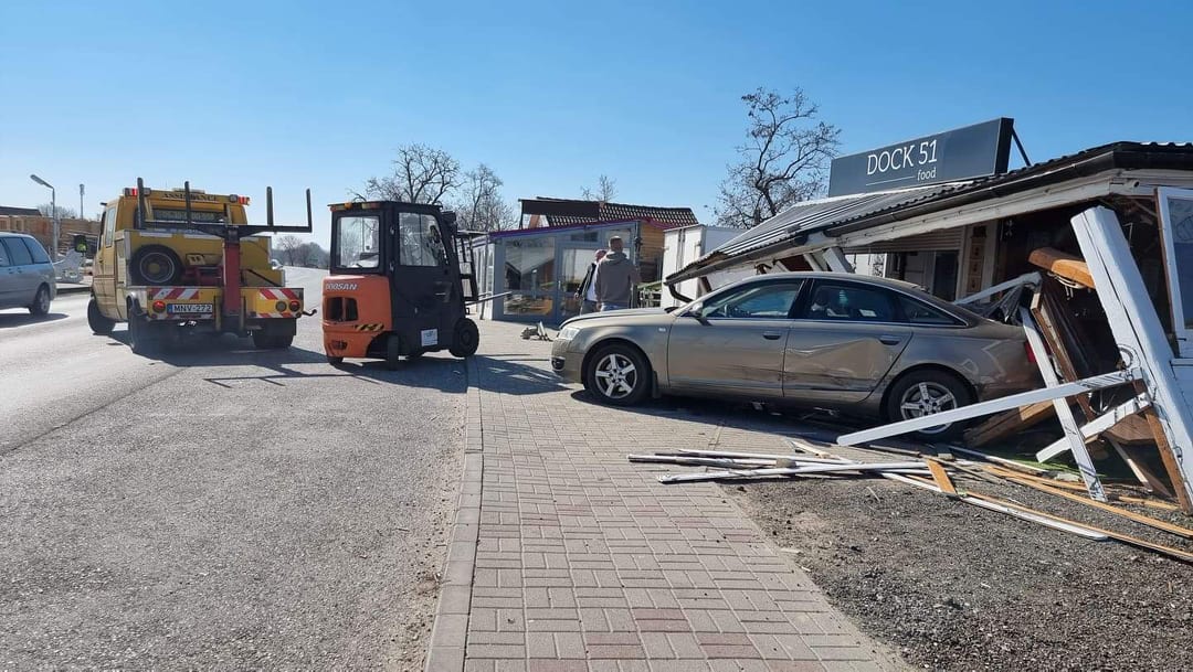 Csúnya baleset Dunavarsánynál: oldalról ment neki egy autós az Audit vezető sofőrnek, aki megpördült, majd egy frissen felújított étkezdébe csapódott – Fotók a helyszínről