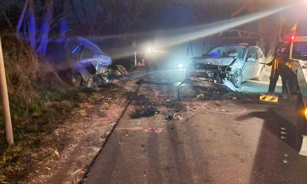 Halálos baleset Pest megyében: frontálisan ütközött két autó, egy nő életét már nem lehetett megmenteni, többen megsérültek