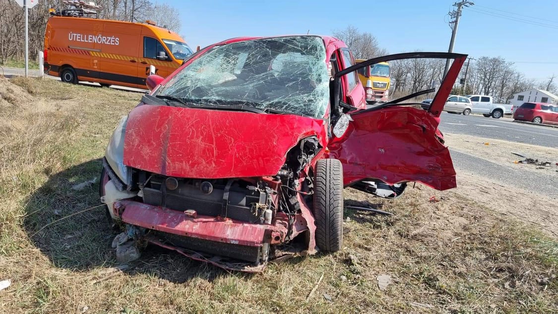 Csúnya baleset az 51-es főúton: a Honda sofőrje nem állt meg a STOP táblánál, teherautóval ütközött – Fotók a helyszínről