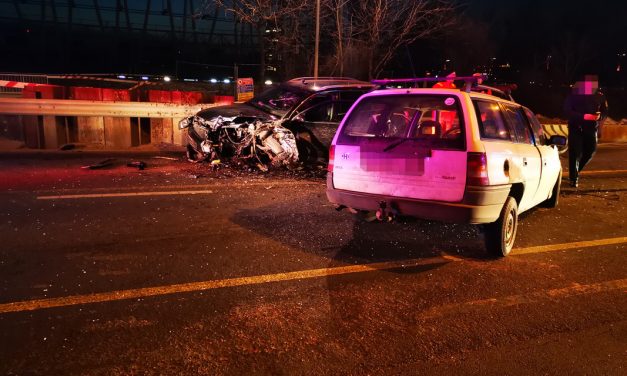 Frontálisan ütközött két autó Budapesten, a Kvassay hídon: az Audi és az Opel is rommá tört – Fotók a helyszínről