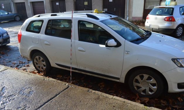 Egy taxin vezette le a dühét egy 24 éves fiatal Kiskunfélegyházán: alaposan szétrúgta a kocsi ajtaját – Fotó