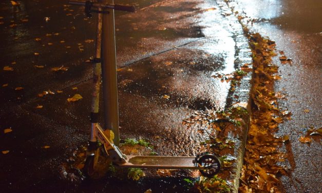 A zebrán ütötte el a rollerjét toló, 10 éves gyermeket a figyelmetlen sofőr: a kislány súlyosan megsérült – Fotók a helyszínről