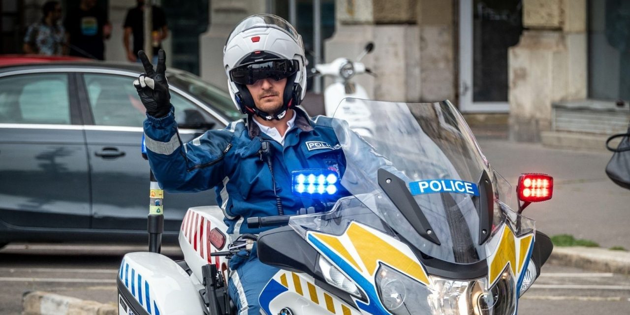 Bajba jutott, menekült család kért segítséget a rendőröktől: a gyermeküknek nagyon magas láza volt, a zsaruk nem tétlenkedtek, szirénázva kísérték őket a kórházba