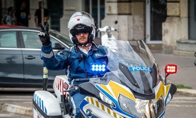 Bajba jutott, menekült család kért segítséget a rendőröktől: a gyermeküknek nagyon magas láza volt, a zsaruk nem tétlenkedtek, szirénázva kísérték őket a kórházba