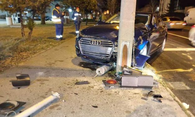 Hiába a szép új Audi, keményen letarolta vele a villanyoszlopot a nem túl rutinos hölgy