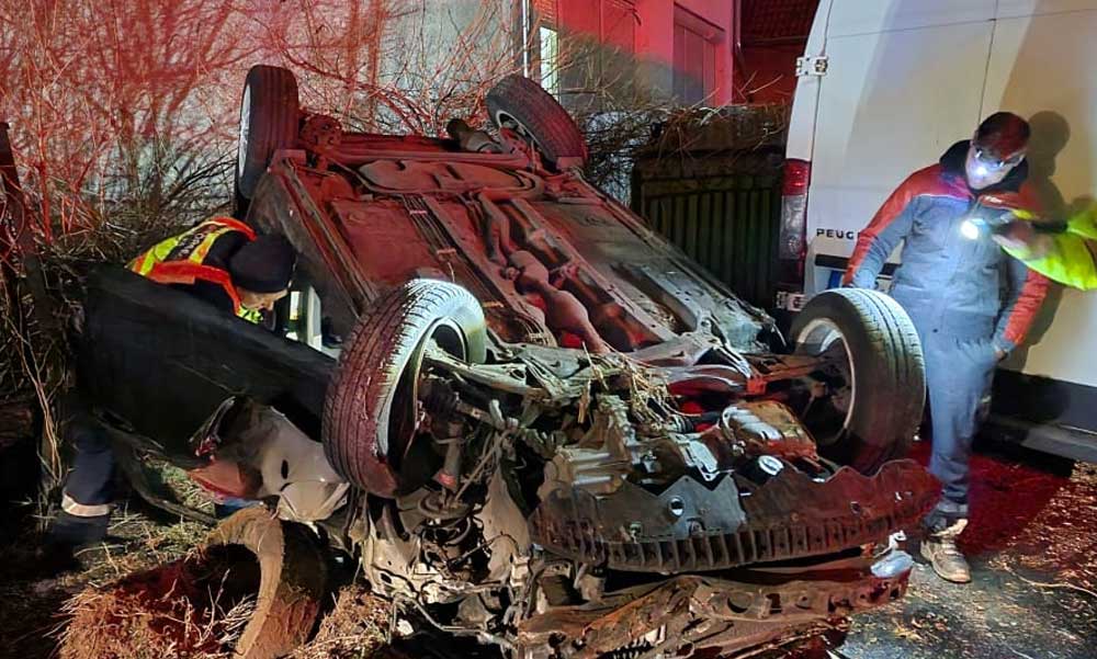 Óriási csattanásra riadt fel álmából a gyáli férfi, berepült a kerítésen az ételfutárok autója, totálkáros lett a Toyota Yaris