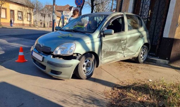 A sarki üzlet falának csapódott a Toyota, súlyosan megsérült a sofőr